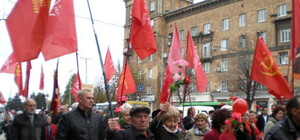 Коммунисты на параде в Запорожье: портреты Сталина и призывы к смене власти