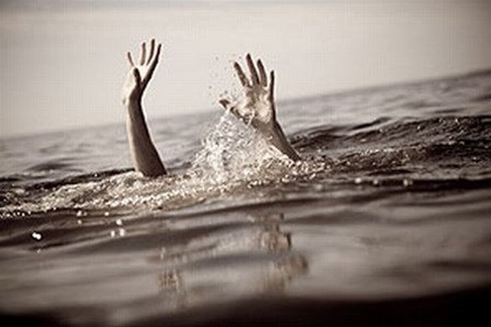 Девушка перегнулась через перила и оказалась в воде. Фото: dnipro-mns.dp.ua