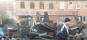 Взрыв в поселке Мирный: пострадали дома, машины и люди