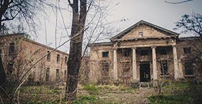 Мрачное здание заброшенной лечебницы. Фото: ArsenDzodzaev