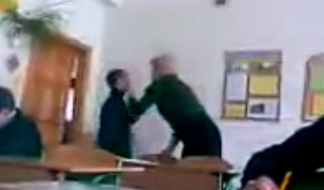 Днепропетровские учителя кричат и унижают детей. Кадр из видео