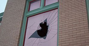 Злоумышленнице покушалась на стекло в окне. Фото: news.nikcity.com
