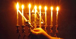 Традиционный светильник должен гореть в каждом доме. Фото: holidays.netzah.org