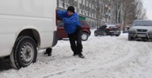 Первый снег, кроме радости, принес проблемы автомобилистам. Фото: kp.ua