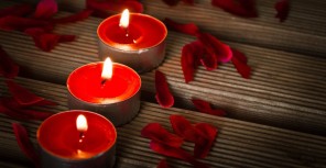В этот день зажигают три свечи. Фото: wallpaperslab.ru