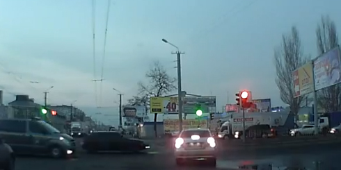 Перекресток улицы Березинской и Донецкого шоссе. Кадр из видео