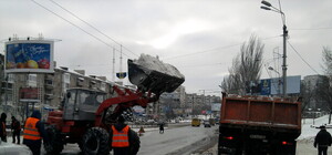 Фотофакт: Из центра Донецка самосвалами вывозят снег 