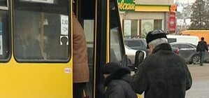 В Симферополе маршрутчик сломал женщине ногу, после чего насильно ее высадил