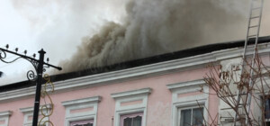 Погорельцы дома в центре Симферополя уверяют, что пожарные лишь создавали видимость работы 