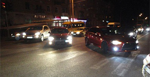 Чтобы не ждать на светофоре, участники автопробега перегородили проспект. Фото: forum.gorod.dp.ua