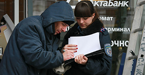 Милиционеры опрашивают свидетелей. Фото: С. Вольский