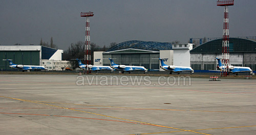 Несколько самолетов Embraer 145 Днеправиа уже год стоят без движения в Варшаве. Фото: avianews.com
