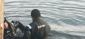 Из замерзшего озера на Донбассе спасатели достали санки и мертвого мальчика