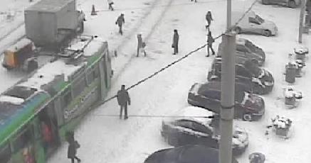 Трамвай сошел с рельс. Кадр из видео