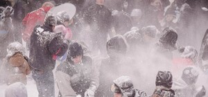 Фоторепортаж: сотни одесситов устроили битву снежками