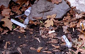 Двор с детской площадкой на Святошино с осени усыпан использованными шприцами 