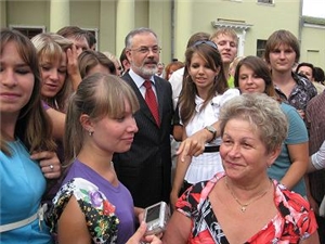 Табачник в окружении девушек. Фото с сайта Kp.ua.