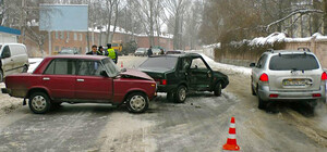 ДТП Old School: три ВАЗа устроили свалку на скользкой дороге