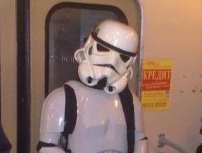 По харьковскому метро разъезжает штурмовик из 