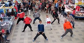 Танцевальные флешмобы - не редкость. Кадр из видео