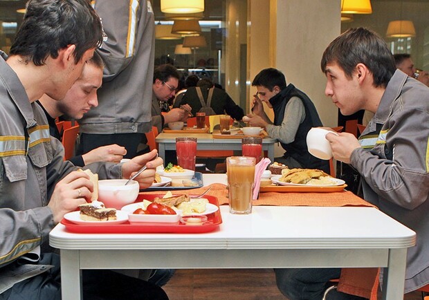 Комплексные обеды по льготным ценам - часть социального пакета для персонала «Интерпайп Стали»! Фото: Павел ДАЦКОВСКИЙ