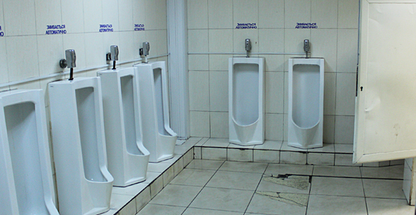 Туалет опять платный. Фото: vgorode.ua