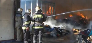 Видео как тушили пожар на складе second-hand в Днепропетровске