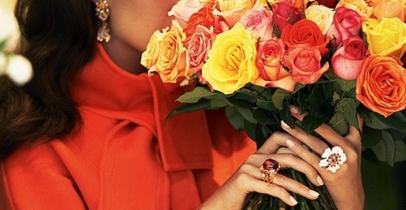Букет цветов, украшение и ночь любви – вот идеальный подарок. Фото: izoshka.ru