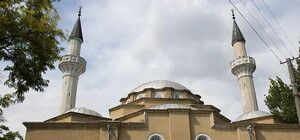 В Крыму школьники забросали мечеть камнями