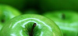 Харьковчанам советуют отказаться от базарных помидоров и есть червивые яблоки