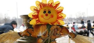 На выходных в центре города будут угощать блинами и водить хороводы