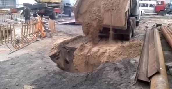 Новую яму засыпают землей. Кадр из видео Serg34278