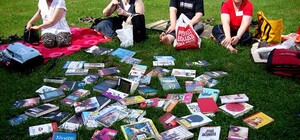 Подвешенный кофе, фримаркет и путешествия по диванам: какие западные 