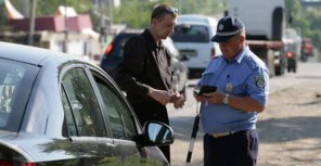 Пассажир помог другу-водителю разобраться. Фото: auto.ria.ua