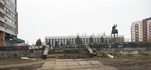 Папашу, который задушил 2-летнюю дочь и чуть не убил сына, признали психом