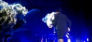 Видеофакт: Земфиру в Одессе завалили хризантемами