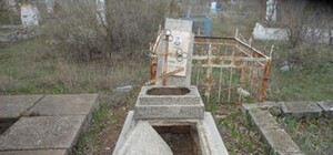 В Крыму школьники со скуки разгромили кладбище