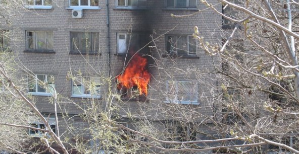 Из горящего здания вывели 10 человек. Фото: 34.ua