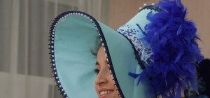 Луганчанок зовут примерить модные шляпки