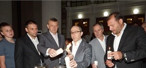 VIP-Пасха: Чернов встречал Благодатный огонь, а Михайлов разговелся куличом из Италии