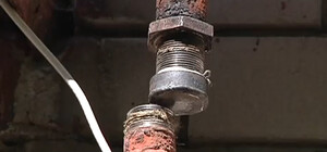 В Днепропетровске жители 5-этажного дома месяц живут без газа