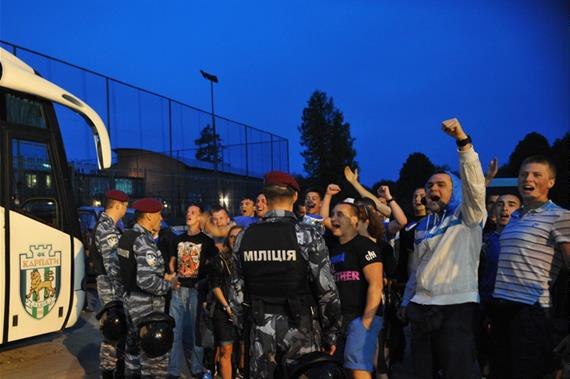 На стадион фанатов "Карпат" и "Днепра" не пустили. Фото: vk.com/fc_dnepr_dnepropetrovsk