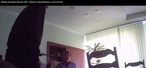 В Макеевке начальник ГАИ вырвал камеру у посетителя и вытолкал его за дверь