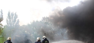 Как в Луганске склад красок тушили