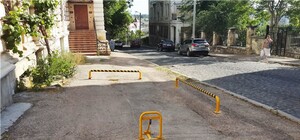 В Севастополе бизнесмен отхватил кусок тротуара под личную парковку