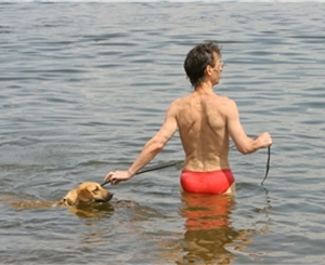 Жара заставляет горожан проводить все свободное время у воды. Фото с сайта gorod.dp.ua