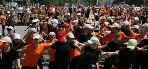 Фотофакт: более полутора тысяч человек танцевали кадриль в центре Донецка