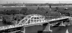 Разбившегося вчера на Монастырском острове школьника еще не нашли