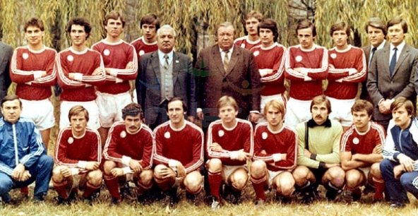 Золотая команда 1983 года, в центре фото – тренер Владимир Емец. Фото: fannet.org