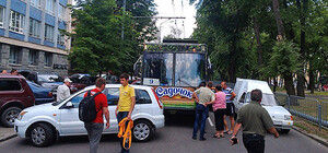 Война с водителем-хамом возле НГУ: Ford оттащили от дороги и спустили шины